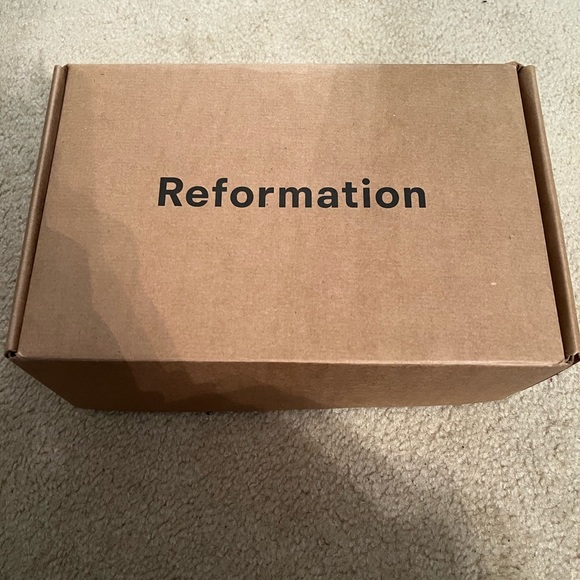 Never worn. Reformation Mazie Platform Heel in Gold Size 8 - Picture 2 of 6